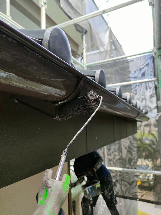 雨樋の塗装を行います。<br />
雨樋はほとんどの場合が「塩化ビニル」というプラスチック素材で出来ています。<br />
プラスチックは紫外線に当たり続けると、衝撃に弱くなって割れてしまうため、紫外線による劣化を防ぐためにも塗装が大切です。