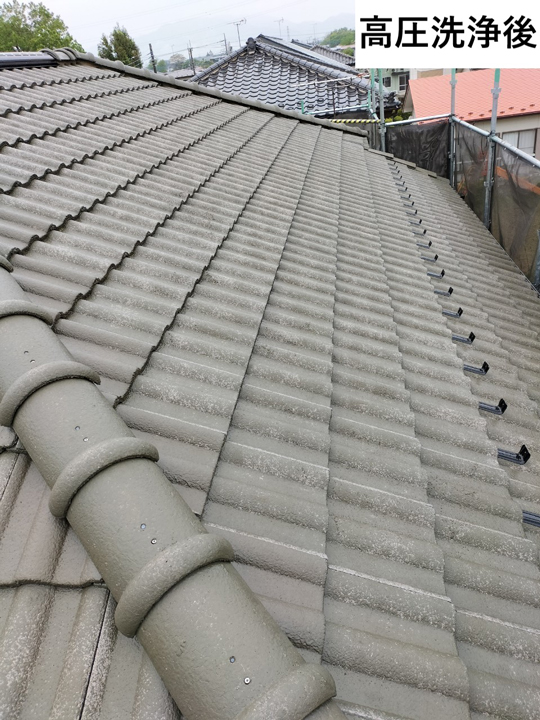 高圧洗浄を行います。<br />
屋根塗装における高圧洗浄作業は、せっかく塗装した塗料がたった数年で剥がれてしまわないように、屋根の表面にある古い塗膜を取り除くために行います。
