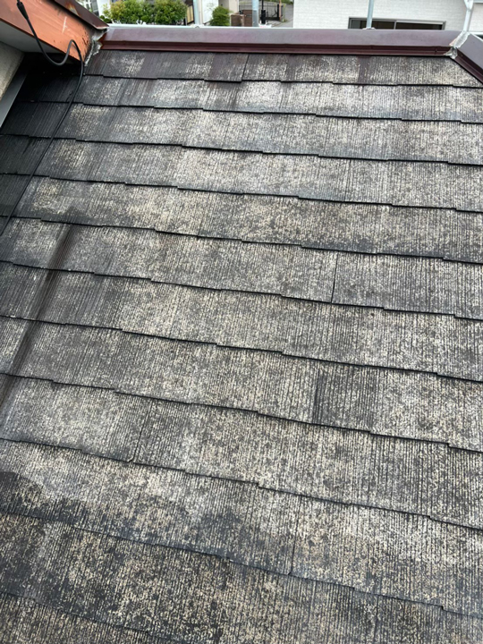 施工前の屋根のお写真です。<br />
コケやカビで色がまだらになってしまっていました。