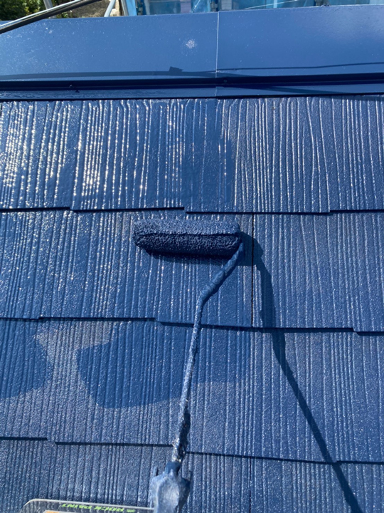 屋根の上塗りを行います。<br />
屋根の劣化を防ぎ雨漏りを防止するために適切なタイミングで塗装することが大切です。