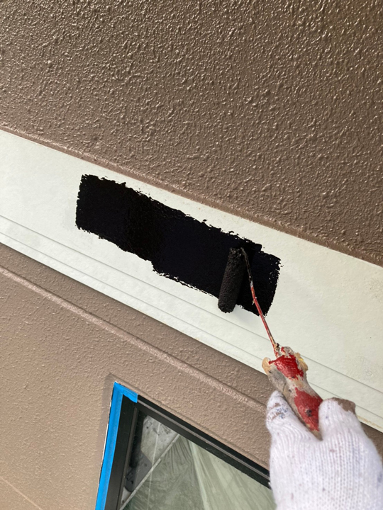 帯板の塗装を行います。<br />
帯板とは家の外側についている板状の装飾材・化粧材のことです。<br />
塗装せずに放置しておくと耐久性が落ちて見た目が悪くなってしまいます。
