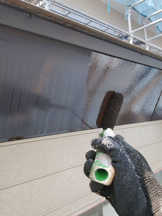 破風板の塗装を行います。<br />
破風板は紫外線や風を受けやすいため、塗装などのメンテナンスが大切となってきます。