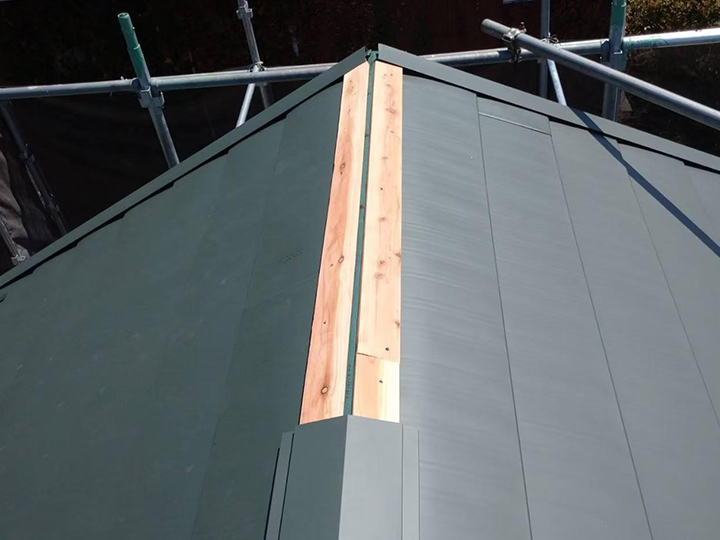 棟板金の取り付け作業を行います。屋根材の隙間を覆い、雨水の侵入を防ぐ役割があります。