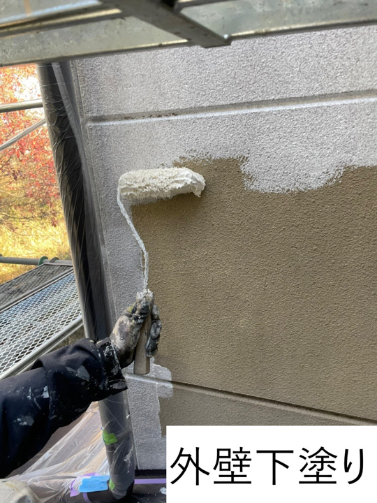 外壁の下塗りを行います。<br />
下塗りは外壁材と中塗り・上塗り塗料との接着力を強め、耐久性に優れた外壁塗膜を作り出す、大切な工程です。