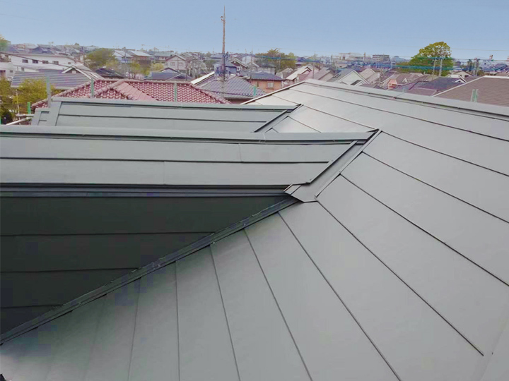 施工後の屋根のお写真です。<br />
マットな質感のダークグリーンの屋根からは上品で落ち着いた雰囲気を感じます。