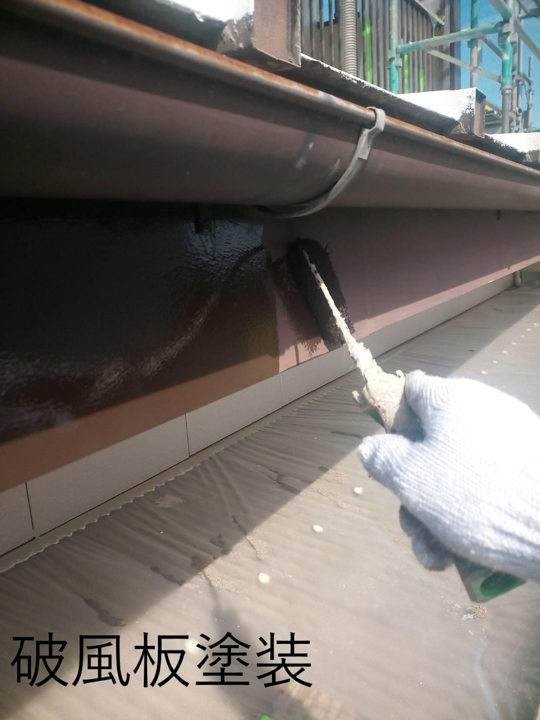 破風板の塗装を行います。<br />
破風板は紫外線や風を受けやすいため、塗装などのメンテナンスが大切となってきます。
