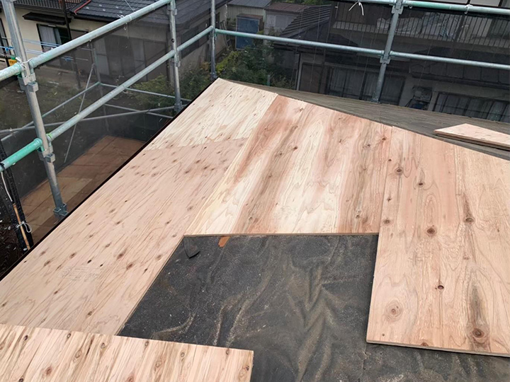 新しい屋根の下地となる木材を隙間なく敷き詰めていきます。
