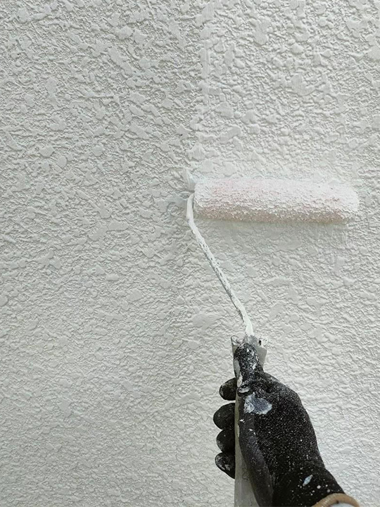 外壁は数回に分けて塗装を行うことでムラなくきれいに仕上がります。
