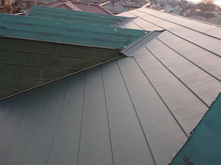既存の屋根の上に新しい屋根を重ねるため、断熱性や遮音性が向上します。