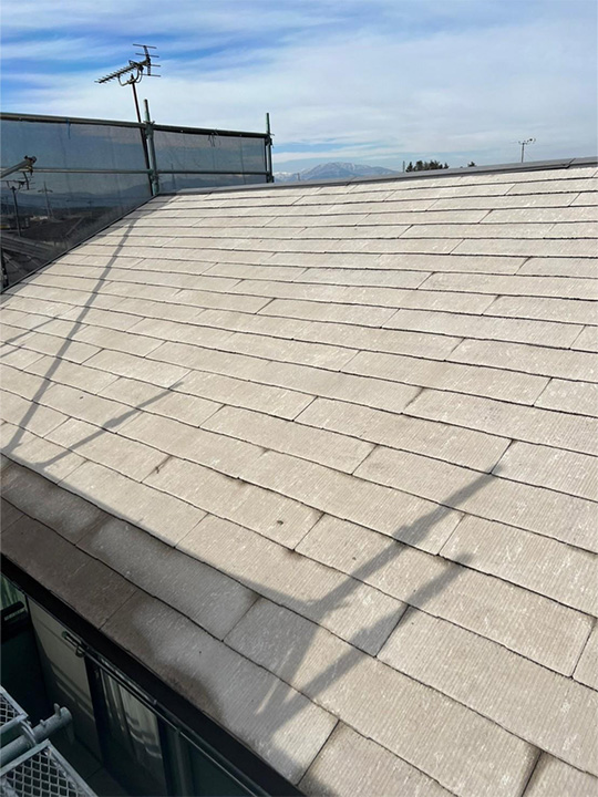 洗浄後は屋根をしっかりと乾かします。湿ったまま塗装を行うと、水分が塗料の下に閉じ込められる可能性があります。