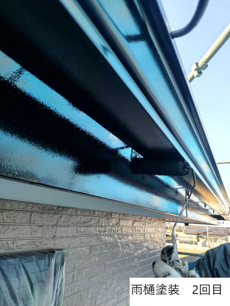雨樋塗装2回目です。<br />
塗装せずに放っておくと耐久性が低くなりサビや破損などの原因になります。