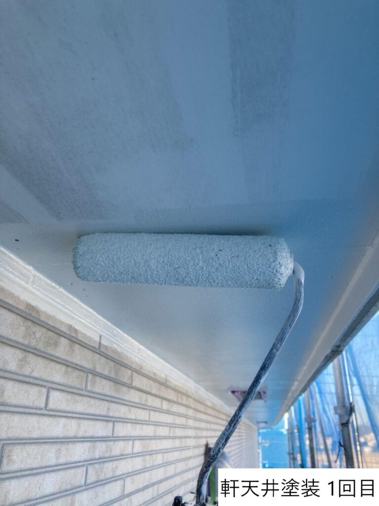 軒天の塗装1回目を行います。<br />
軒天井を定期的に塗装することで見た目を良くすることはもちろん、水の刺激から建材を守り腐食や変形を防ぐことも重要となってきます。<br />
