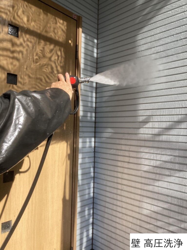 高圧洗浄です。高圧洗浄をすることで、屋根の汚れや塗装残りなどをしっかりと落とし、塗装ののりをよくします。