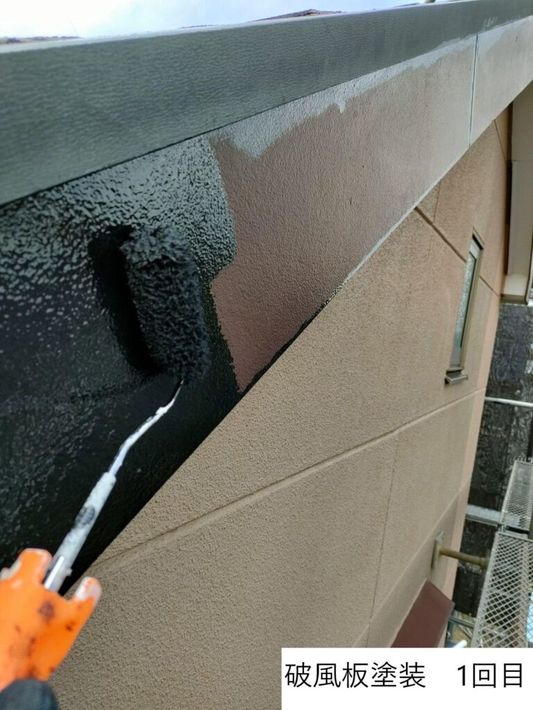 破風板は雨風の影響を受けやすく劣化しやすい箇所なのでしっかりと3回塗をしていきます。