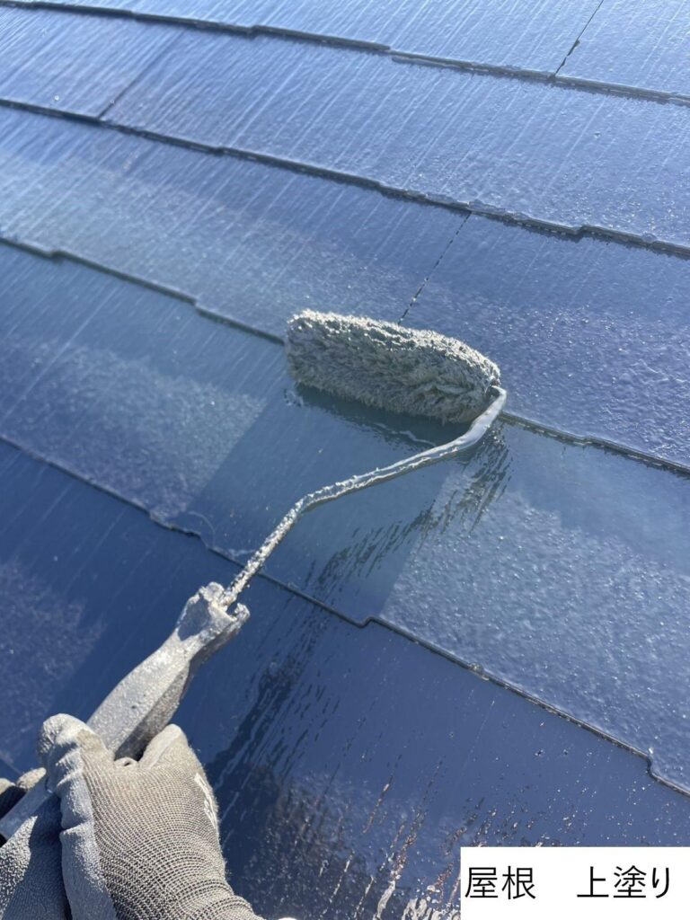屋根の上塗りを行います。<br />
塗料の性能を十分に発揮させるためには、上塗りの塗装が必要不可欠です。