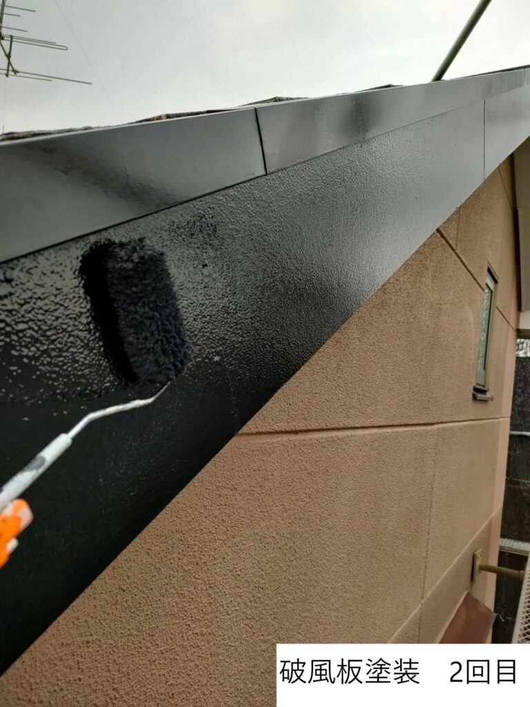 破風板塗装2回目です。劣化を放置しておくと、室内に雨風が入り込んだり、防火性能が失われたりと影響が大きいので早めのメンテナンスが必要です。