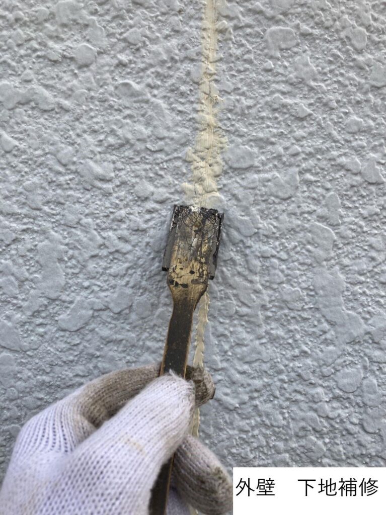 塗装する前に壁のひび割れを補修します。壁のひび割れは雨漏りの原因にもなりますので、見かけたらすぐに対応してください。