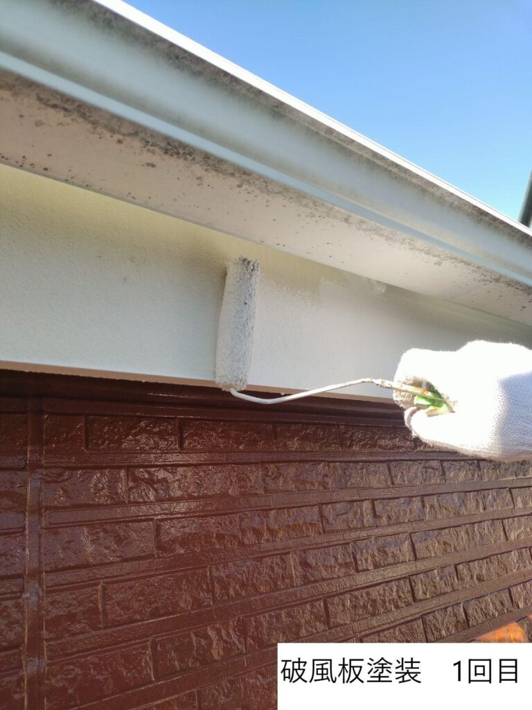 破風板塗装1回目です。破風板は、上や横からの雨風の影響を受けやすく、住宅の部材の中でも塗装の剥がれや劣化スピードが早い傾向があります。