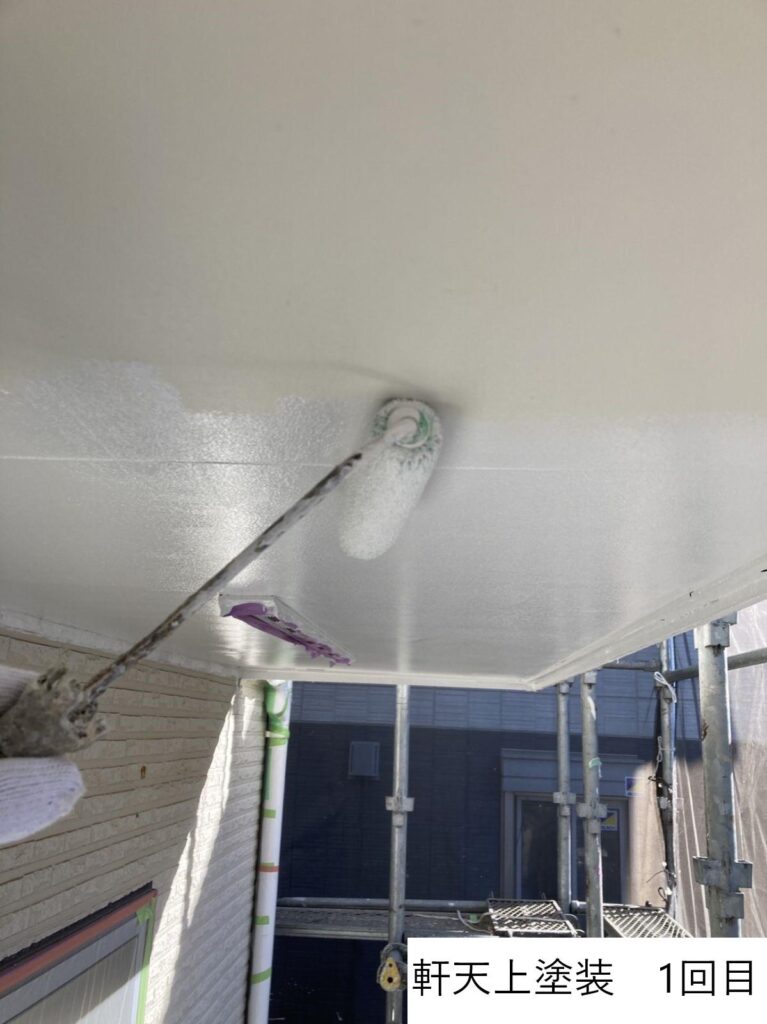 軒天の塗装1回目を行います。<br />
軒天井を定期的に塗装することで見た目を良くすることはもちろん、水の刺激から建材を守り腐食や変形を防ぐことも重要となってきます。<br />
