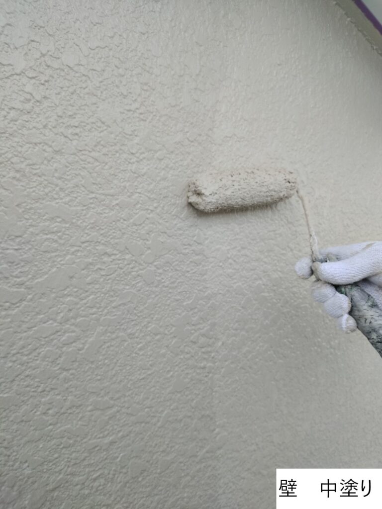 外壁の中塗りを行います。<br />
中塗りの段階で凹凸などのない平らでなめらかな下地をつくっておくことで、上塗りがきれいに塗れるため、より美しく仕上げることができます。