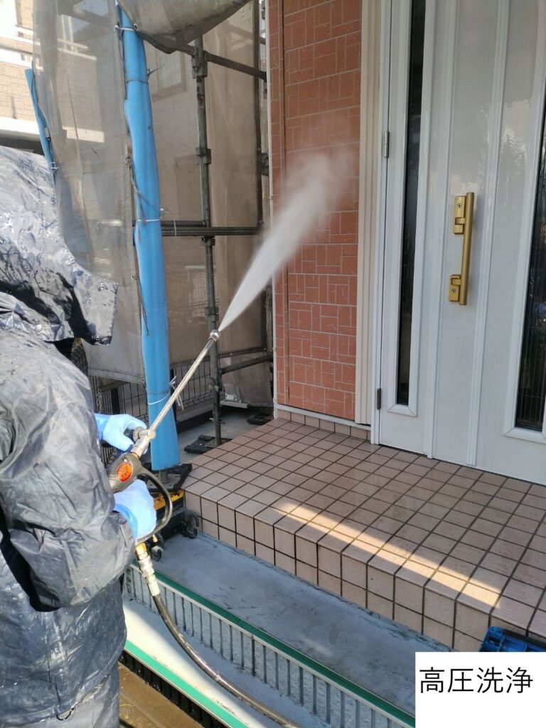 外壁の高圧洗浄です。塗装をする前にしっかりと汚れを落とします。