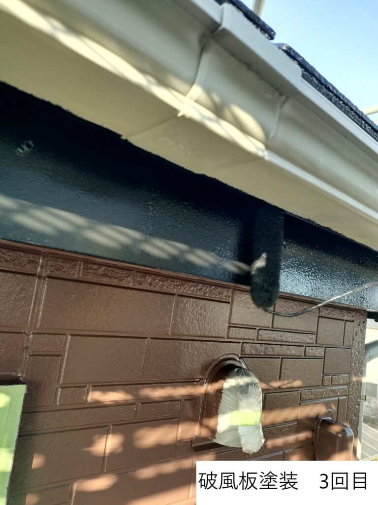 破風板塗装3回目です。 吹き上げてくる風と一緒に降ってくる雨の侵入も防いでくれます。 屋根裏に火が回っていくのを最小限に抑えてくれる役割があります。