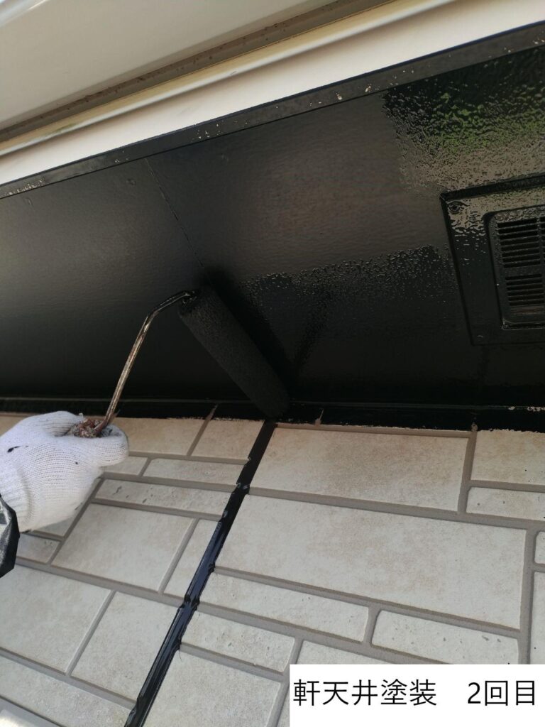 軒天塗装2回目です。雨風が直接当たらないように外壁を保護する、傘のような役割があります。