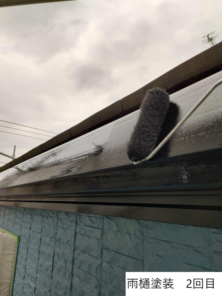 雨樋塗装2回目です。<br />
塗装せずに放っておくと耐久性が低くなりサビや破損などの原因になります。
