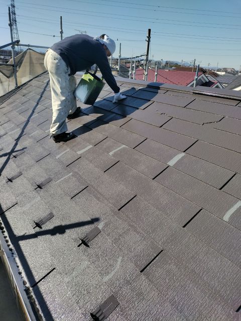 屋根を塗装する前にひび割れをコーキングでしっかりと補修します。