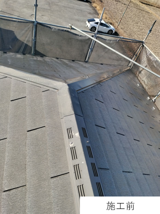 屋根の施工前です。<br />
塗装の効力も切れてしまい屋根全体的が擦れてしまっていました。