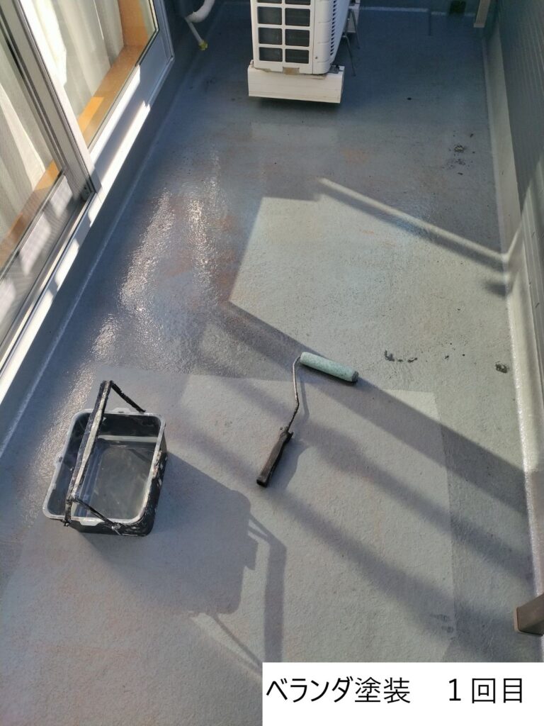 ベランダの塗装をします。外壁屋根同様にしっかりと下地処理（ケレン作業）をおこない塗装ののりをよくした後にしっかりと塗っていきます。