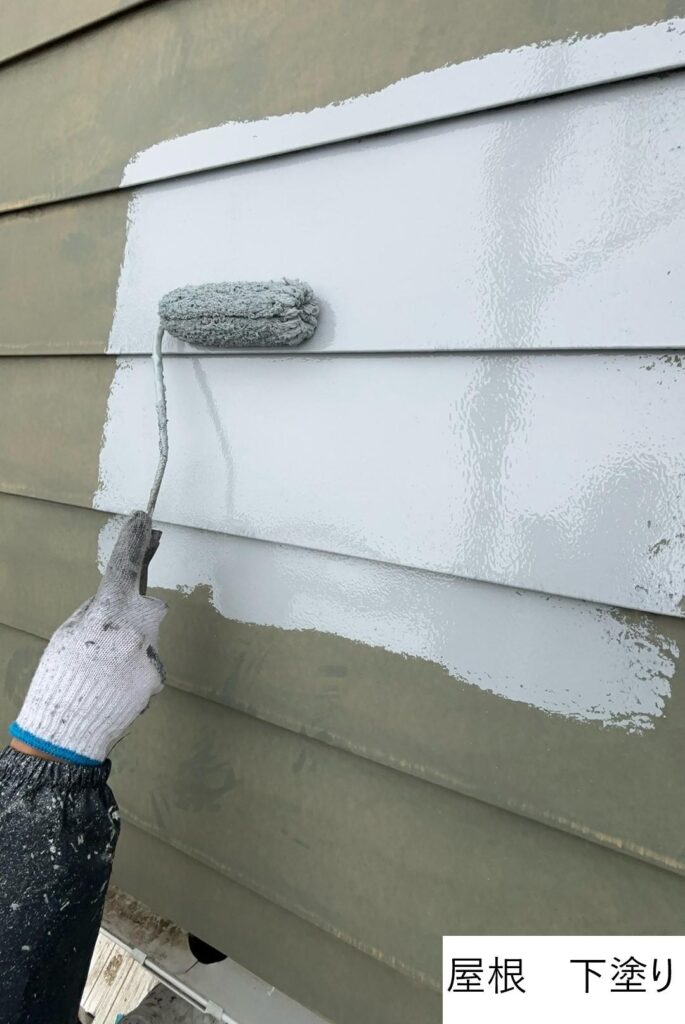 屋根の下塗りを行います。<br />
下塗りは屋根材と中塗り・上塗り塗料との接着力を強め、耐久性に優れた屋根塗膜を作り出す、大切な工程です。