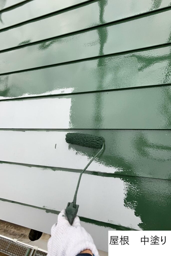 屋根の中塗りを行います。<br />
中塗りの段階で凹凸などのない平らでなめらかな下地をつくっておくことで、上塗りがきれいに塗れるため、より美しく仕上げることができます。