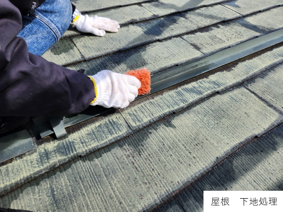 塗装ののりを良くするために屋根のケレン（下地処理）を行います。