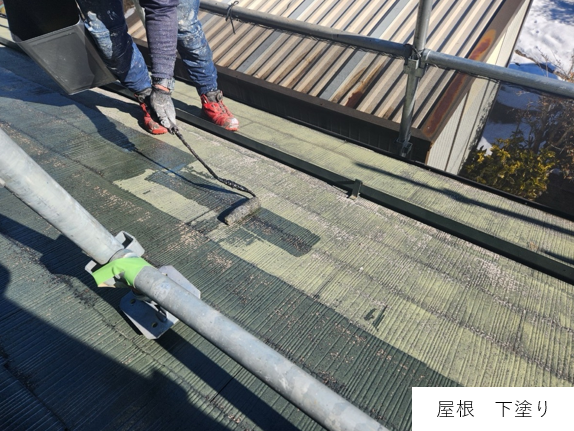 屋根の下塗りを行います。<br />
使用する下塗り材は、独自技術により優れた耐候性を備え、 塗りたての美しさを長期間保つことができます。