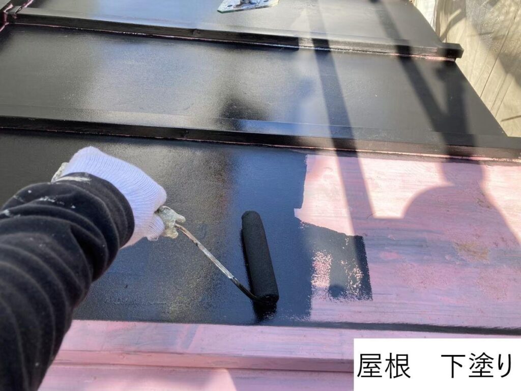 屋根の下塗りを行います。<br />
1液ユメロックルーフ<br />
は、独自技術により通常シリコンを超える優れた耐候性を備え、 塗りたての美しさを長期間保つことができます。